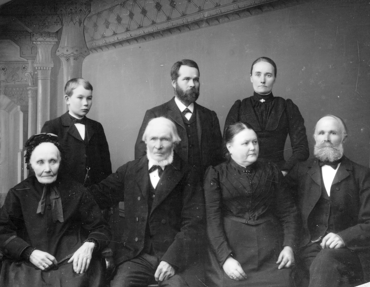 Familjen Forsbäck. Från höger: fotografen, hans fru, hans far och mor. I övre raden från höger hans dotter, måg och dottersonen John Sundin.