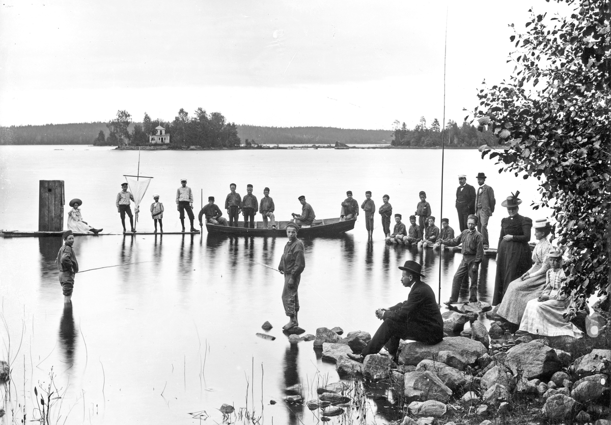Föreståndare Andersson på Gullgrufva med "skyddslingar" vid sjön Järvsjön.