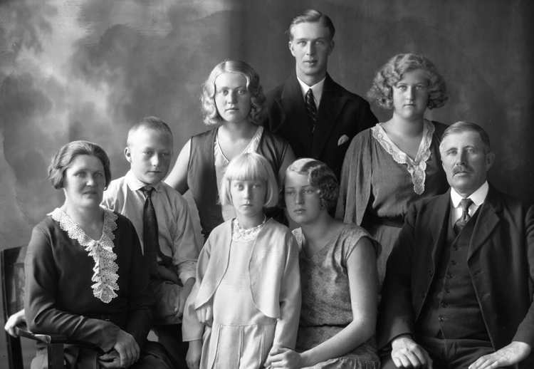 Gruppfoto av en okänd familj med sex barn i olika åldrar.
Ateljéfoto.