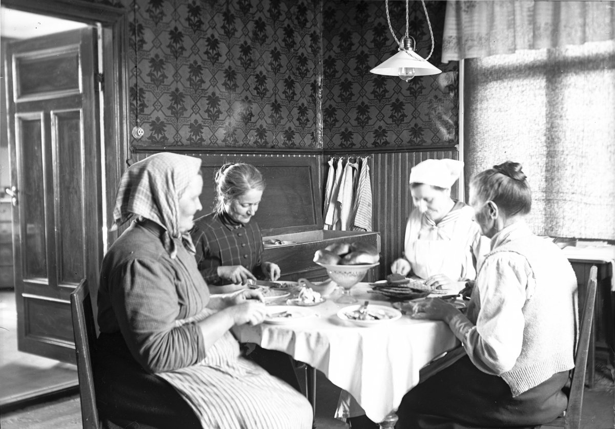 I köket på gården i Östby. Margta Hillström tvåa från vänster.