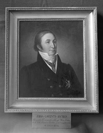 Porträtt av bergsrådet m.m. Johan Lorentz Aschan (1772-1856), Lessebo.
En herre i mörk kostym och vit s.k. fadermördare - stärkkrage. På bröstet skymtar en orden.