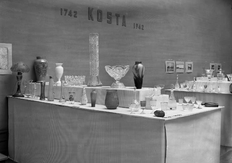 Glasutställning på Smålands museum.
Man ser ett antal bord med jugendglas m.m.