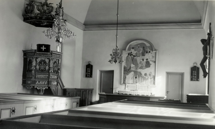 Foto i kyrkan mot altaret med den nya altartavlan utförd av Olle Hjortzberg, "Bergspredikan". 
Kyrkan anses uppförd under 1200-talet. Delar av de medeltida murarna ingår i långhusets södra och norra vägg .
En större restaurering ägde rum 1888. 
1942 revs vapenhuset i väster , ingången i söder blev igenmurad .Kyrkan fick därigenom sitt nuvarande utseende bestående av ett rektangulärt långhus med en avslutande korvägg och bakomliggande sakristia i öster och torn med huvudingång i väster.