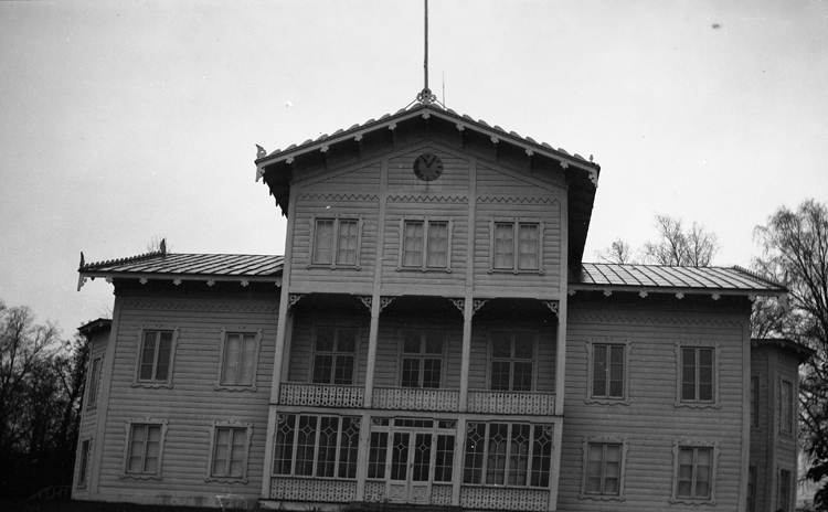 Corps-de-logi, manbyggnaden, på Nissafors bruk i Nissafors.
I folkmun kallad "Baronavillan"
Byggdes 1855-57 då bruket var i Salomon Lövenskiölds ägo. 
Revs 1963 då det inte var ekonomiskt möjligt att underhålla byggnaden.