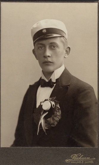 Porträtt (bröstbild, halvprofil) av en ung man i mörk kavaj, stärkkrage och studentmössa (s.k. Lunda-modell) m.m.
I nedre högra hörnet står (mycket otydligt) skrivet: "Sölve, 1916."