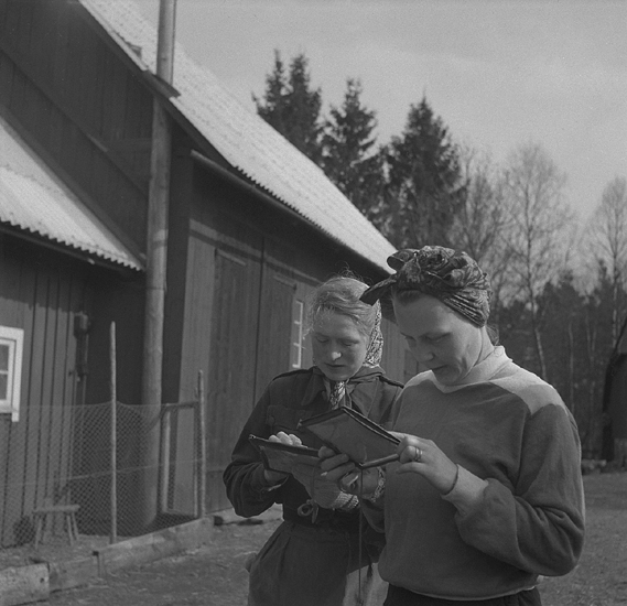 Orienteringen, 4/4 1949. 
Två kvinnor synar något på sina kartor, trol. strax innan starten.