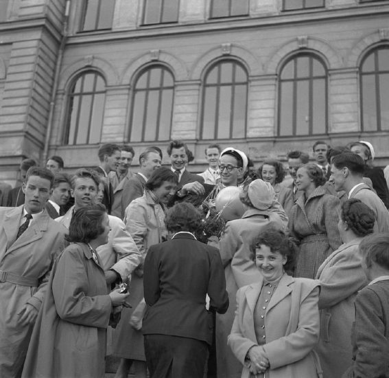 Studenterna tredje dagen, 1951.
En student gratuleras av vänner och anhöriga på stora trappan till dåv. Växjö Högre Allmänna Läroverk.