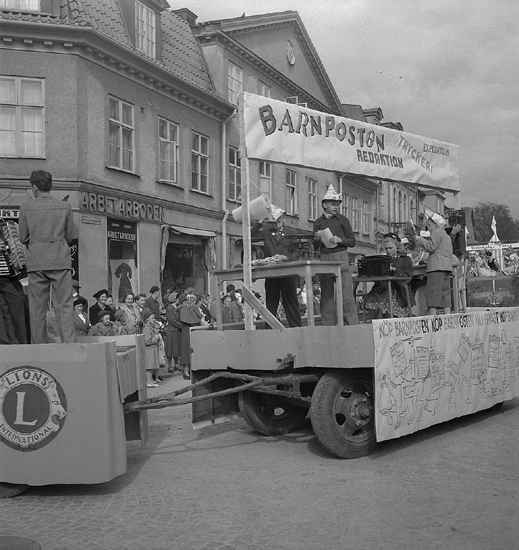 Barnens Dag, 22/5 1952. 
Kortegen. En "tidiningsredaktion" med utklädda barn på ett lastbilsflak i korsningen Norra Järnvägsgatan / Kungsgatan.