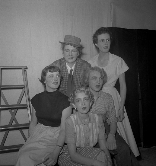 Sjuornas fest, 16/2-17/2 1954.
Några ur ensemblen har samlats på scenen.