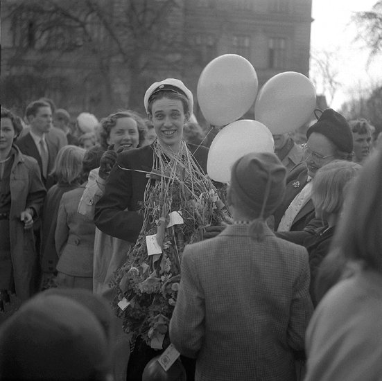 Studenterna första dagen, 17/5 1954. 
En student gratuleras på skolgården till dåv. Växjö Högre Allmänna Läroverk.