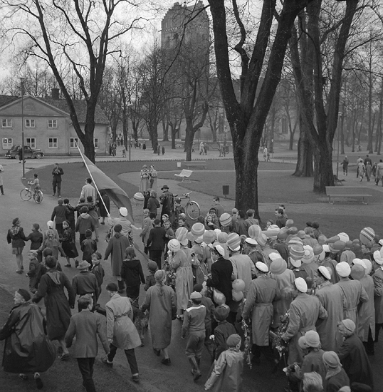 Studenterna sista dagen, 14/5 1955.
Studenterna m.fl. på väg genom Linnéparken mot talet vid Esaias Tegnérs 
staty. 
I bakgrunden syns huset i hörnet Norra Järnvägsgatan - Linnégatan.