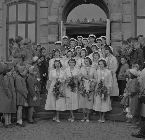 Studenterna, 1956. 
En avgångsklass sjunger på trappan till dåv. Växjö  Högre Allmänna 
Läroverk.