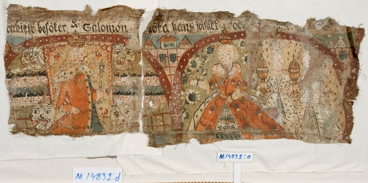 Fragment av bonadsmålning i tempera på linneväv, med huvudmotivet Drottningen av Sabas besök hos kung Salomo. På denna del drottningen av "rika Arabien" med två hovdamer.
Tillhör samma bonad som M 14832:d.

Inskrivet i huvudkatalogen 1950.