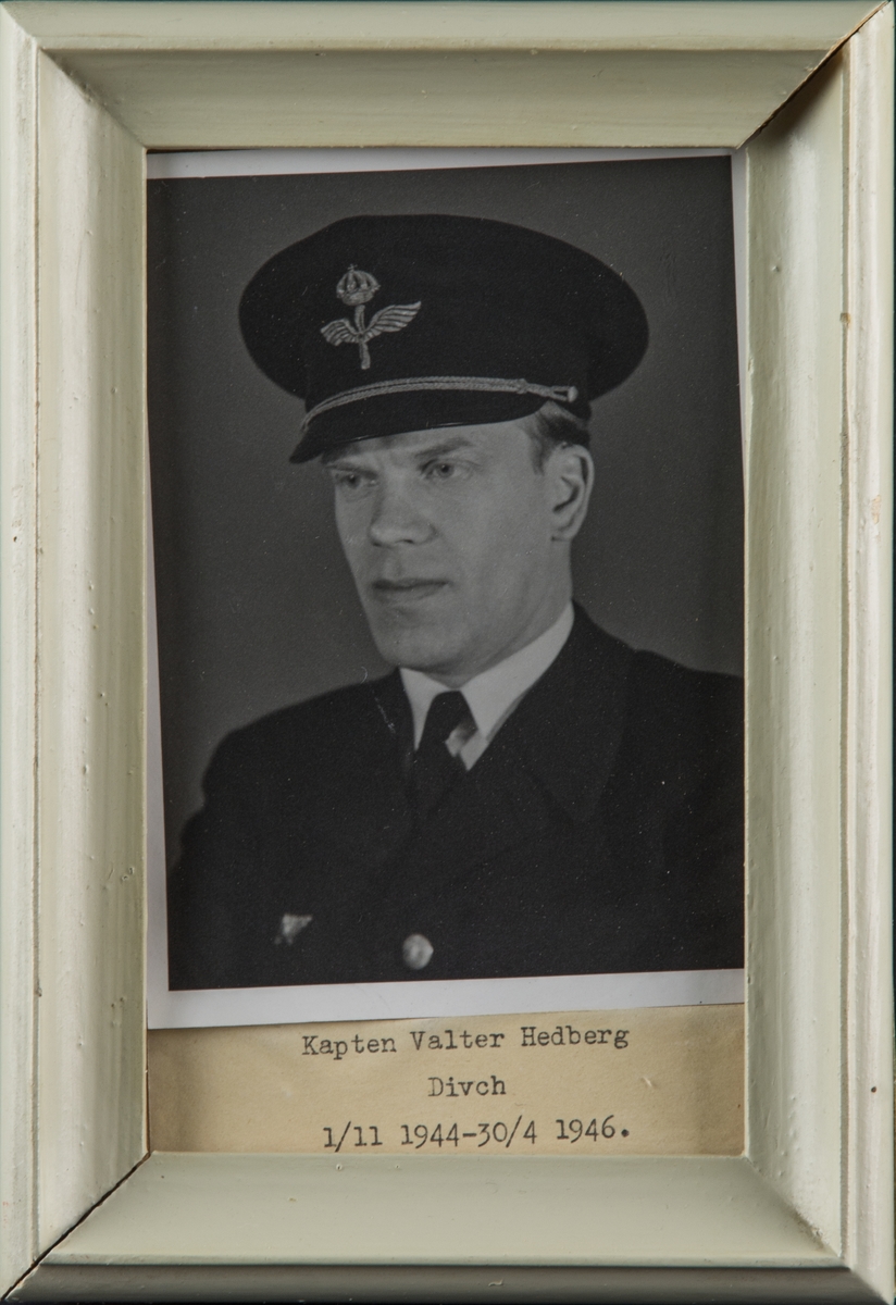Porträttfotografi av kapten Valter Hedberg, divisionschef på Kalmar flygflottilj, F 12, 1944-1946.