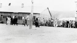 Gjenreisning. Kongebesøk i Honningsvåg. Kongefamilien passer