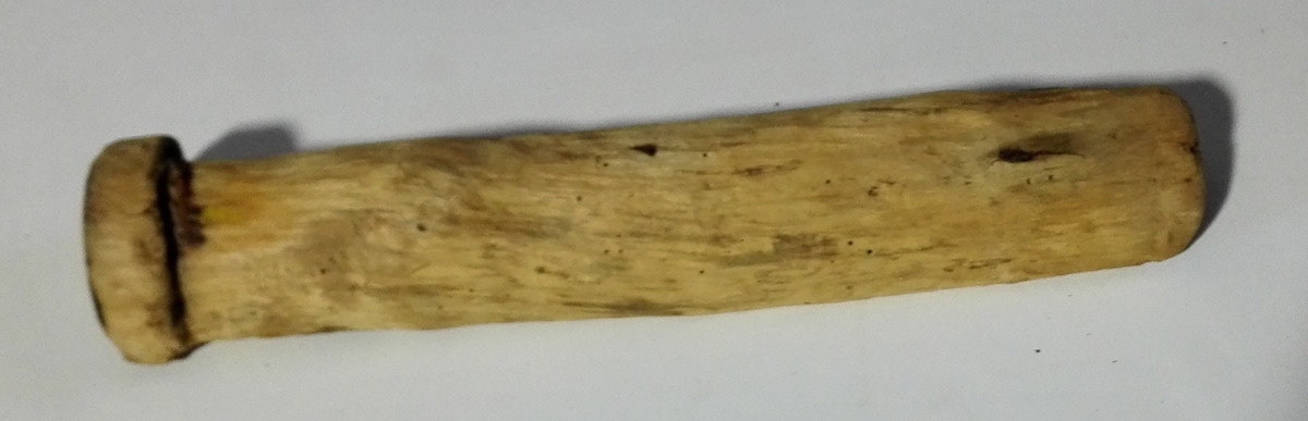Form: Ein innhola halvkløvning av ein stokk. Vart brukt til å sette over båtripen, når lina skulle draes.