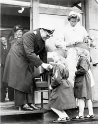 Kongebesøk på Magerøya. Tvillingene Lill og Lisbeth Mathisen