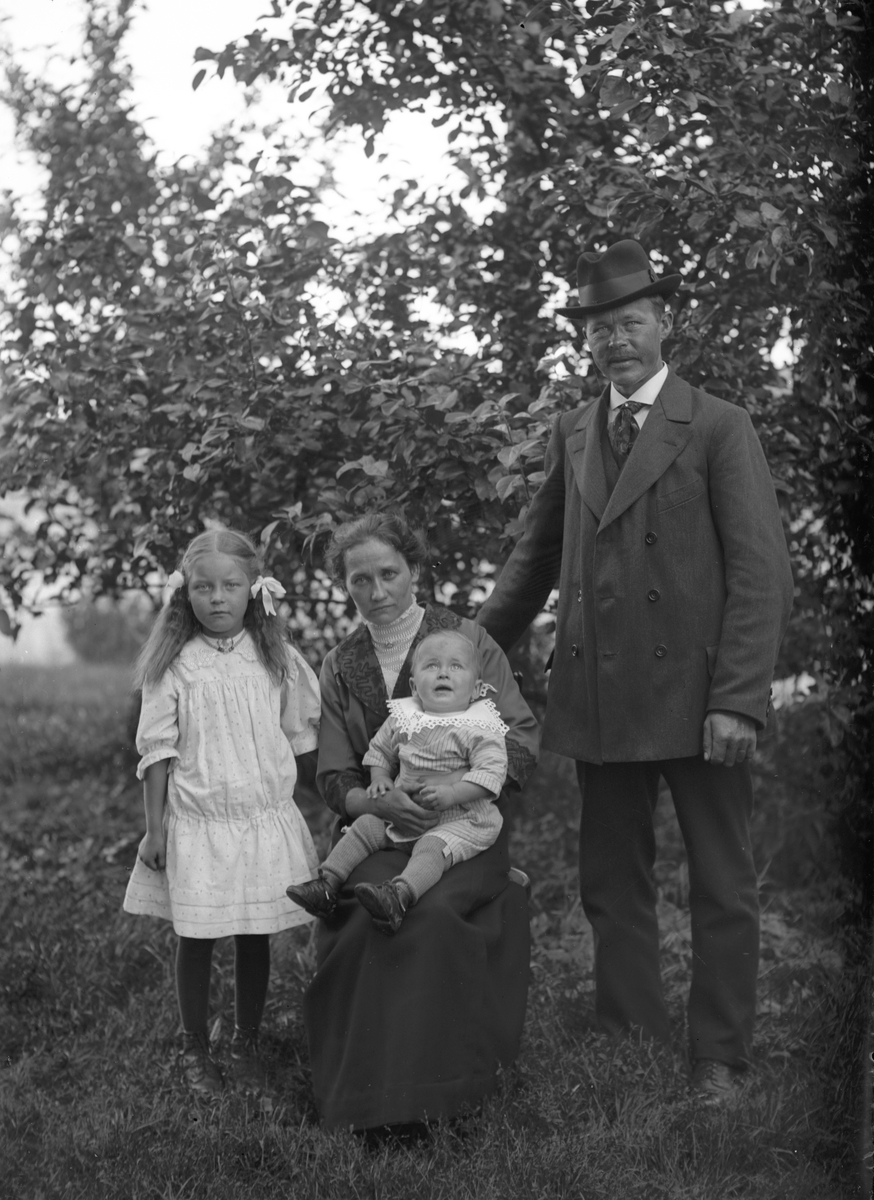 Familjen Oskar och Hilma Karlsson med barnen Sigrid och Erik på "Karl-Pers" i W. Hästbo s. 4