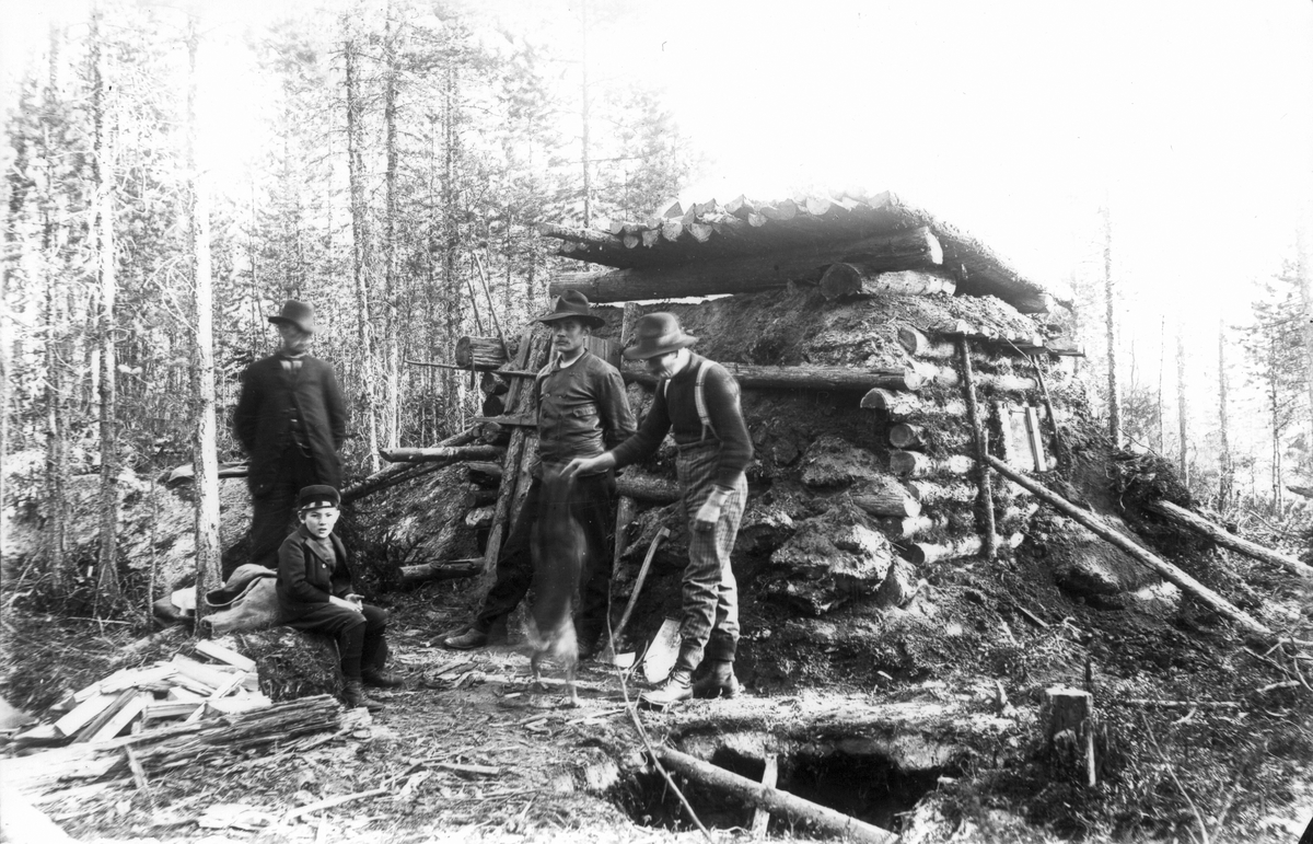 Utflykt till skogsarbetarkoja på 1910-talet.