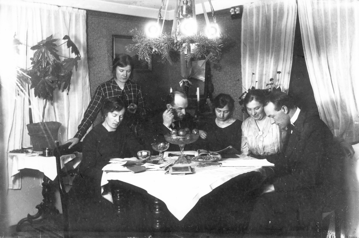 Personerna på bilden är från vänster: Elin Nilsson, Lenninge 6:44, Ebba Wikström, Lenninge 6:44 (fosterbarn), Emil Nilsson, Gunborg Swanström, Lenninge u. 4, Astrid Swanström och Erhard Nilsson.