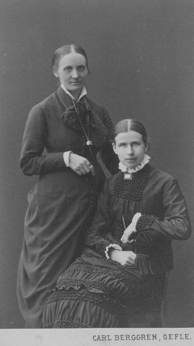 Fröken Karolina Själander (stående)
Fröken Klara Johansson (sittande)