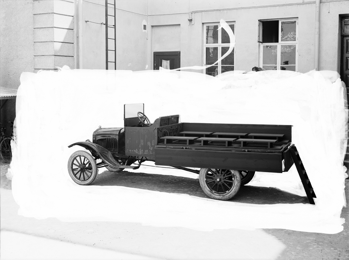 Lastbil utrustad med bänkar, stege upp till flaket. En T-Ford last från 1920-talet.

AB Lantmannaförbundet