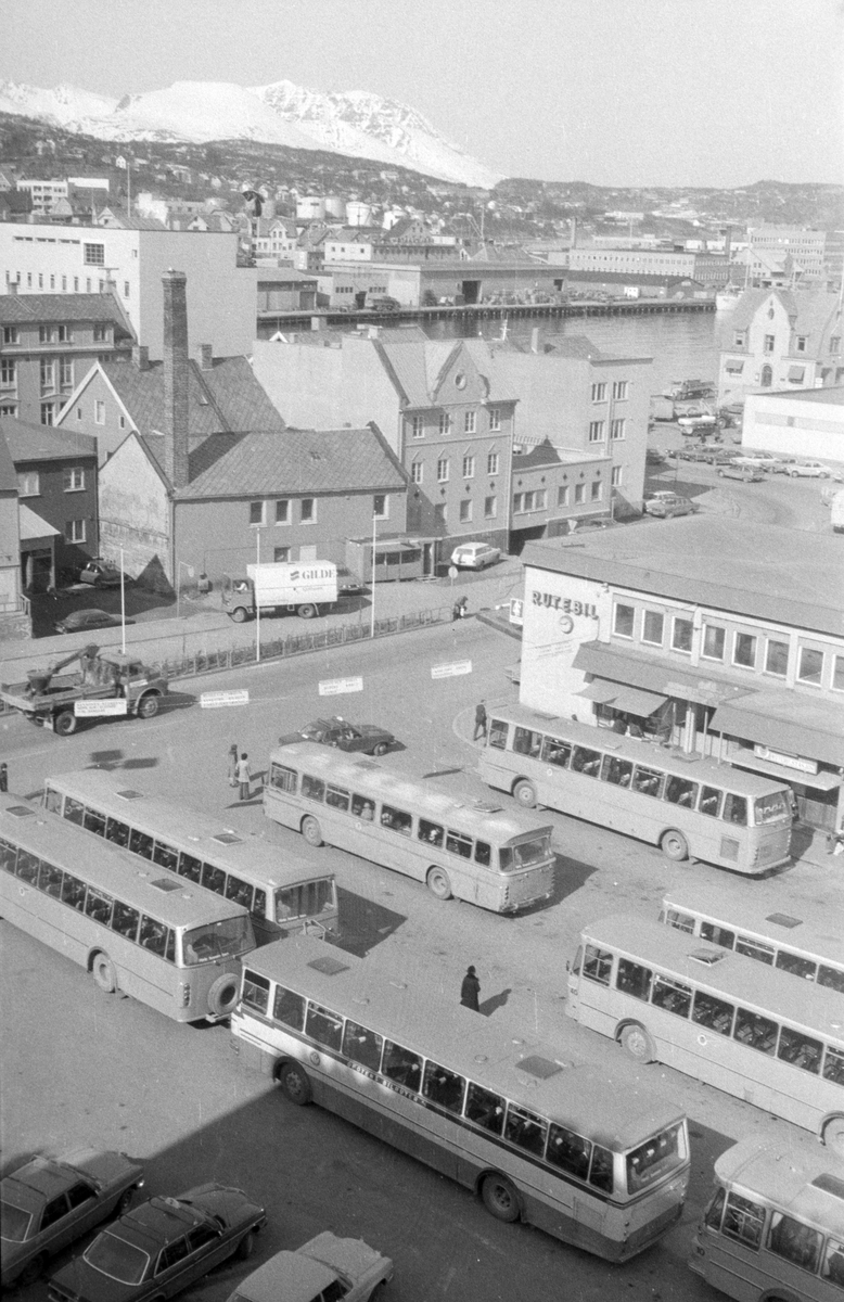 Rutebilstasjonen på Torvet. Busser i forgrunnen.