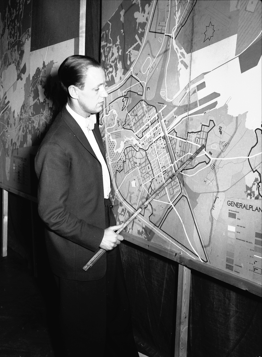Arkitekt Per Olof Lefvert förevisar generalplanen. Stadsplaneutställningen den 13 mars 1950.
