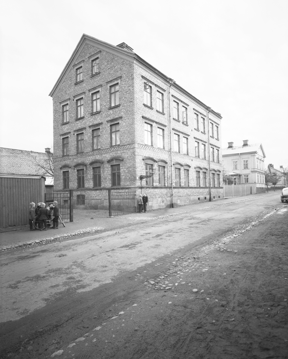 Fjärde Tvärgatan 31, Brynäs, Gävle. Det s.k. Barnrikehuset. År 1956.