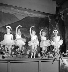 Barn på scenen i Rjukanhuset