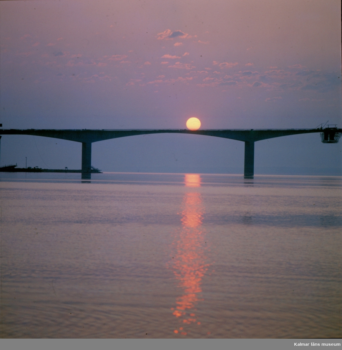 Bron under byggnation i solnedgång.