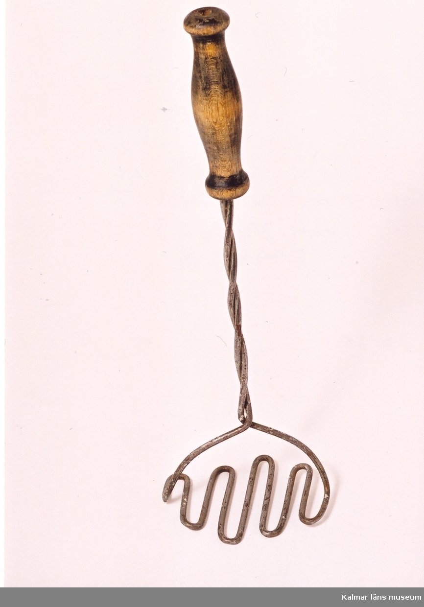 KLM 39586:3 Potatisstöt av 4 mm grov tråd med handtag av trä. Trådarbete. Tillverkad av trådslöjdare Elis Axtelius.