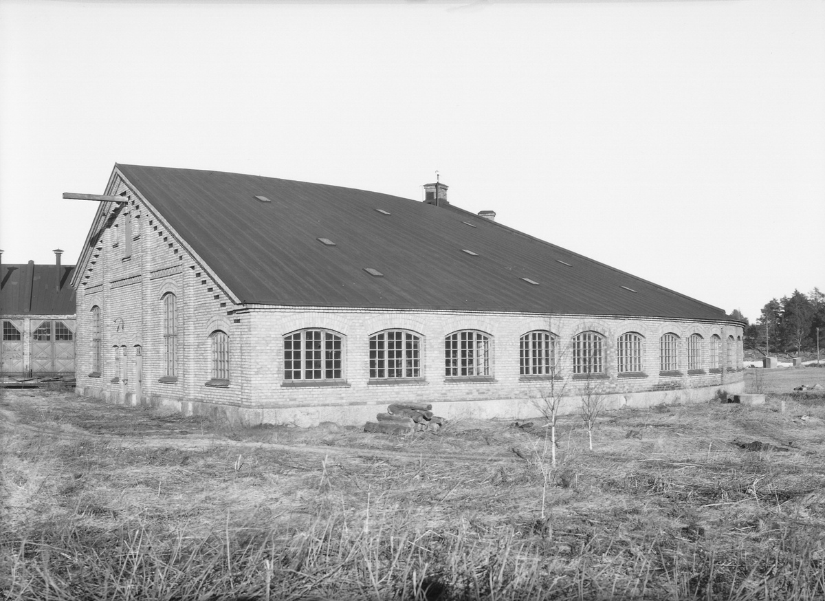 Säfwenbergs Boll- och klubbfabrik i mars 1938, vid Uppsala-Gävle Järnvägs f.d. lokstall som idag tillhör Järnvägsmuseets område på Rälsgatan 1 i Gävle.
Sven "Sleven" Säfwenberg, bandyspelare.