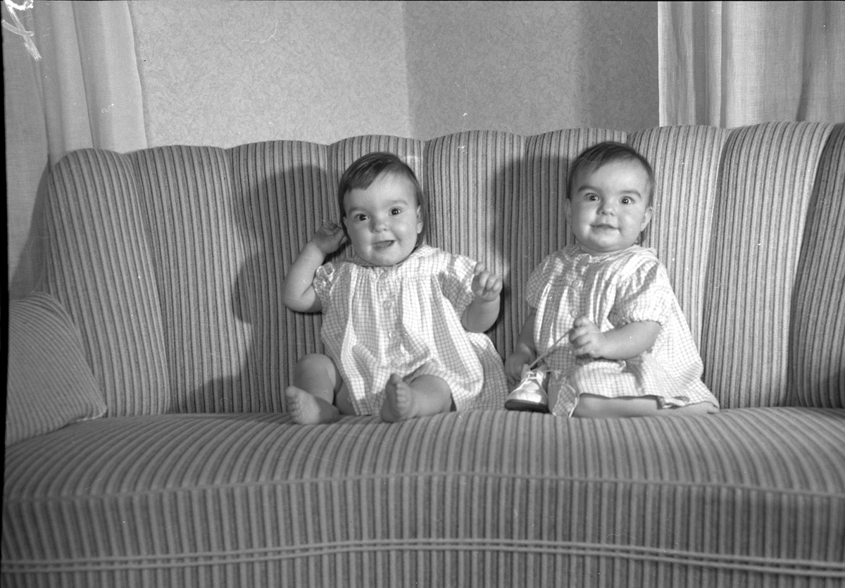 Tvillingar, flickor fotograferad i hemmet. 22 november 1952. Fru Hagren, Fleminggatan 20 B, Gävle