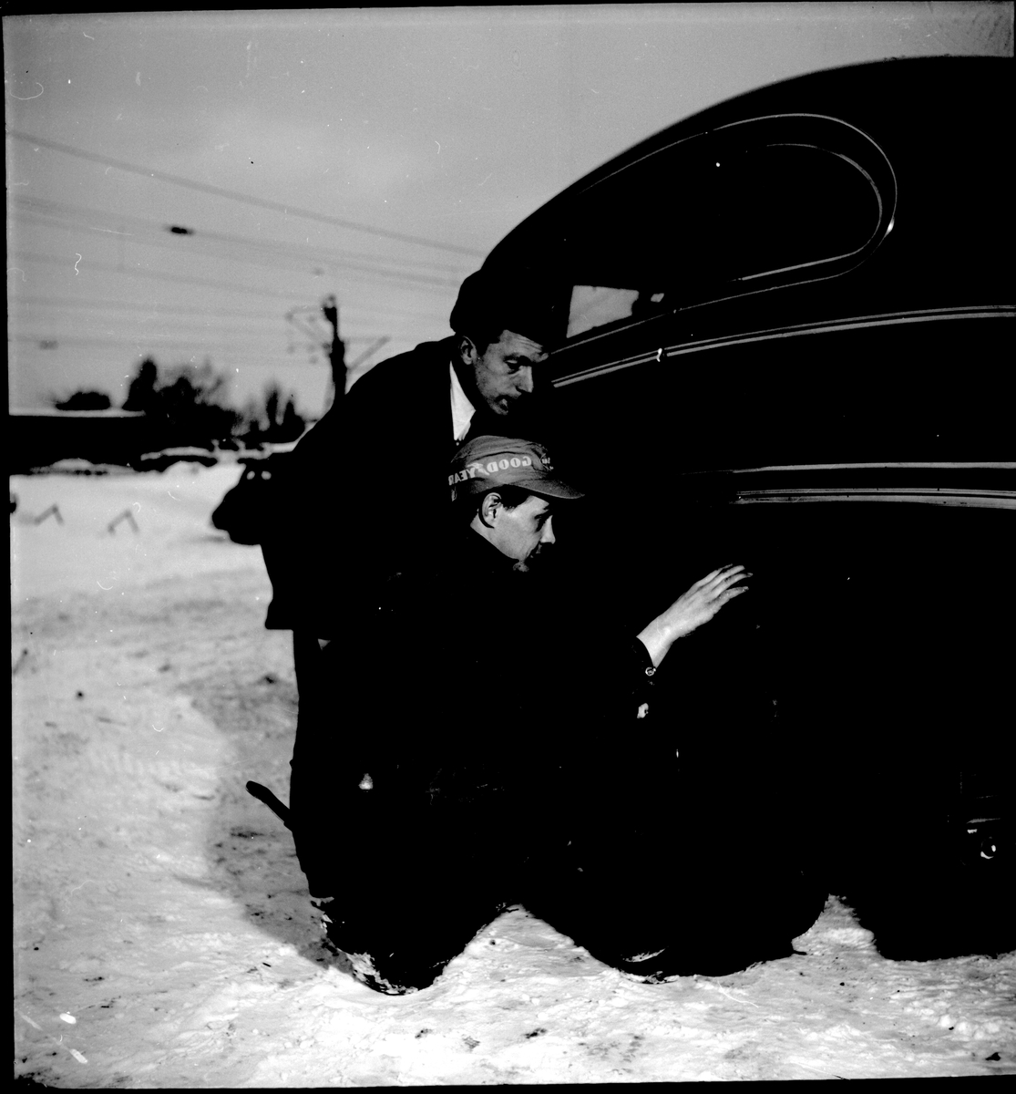 Bil och Traktor. Däckens vinterservice. 3 december 1952.