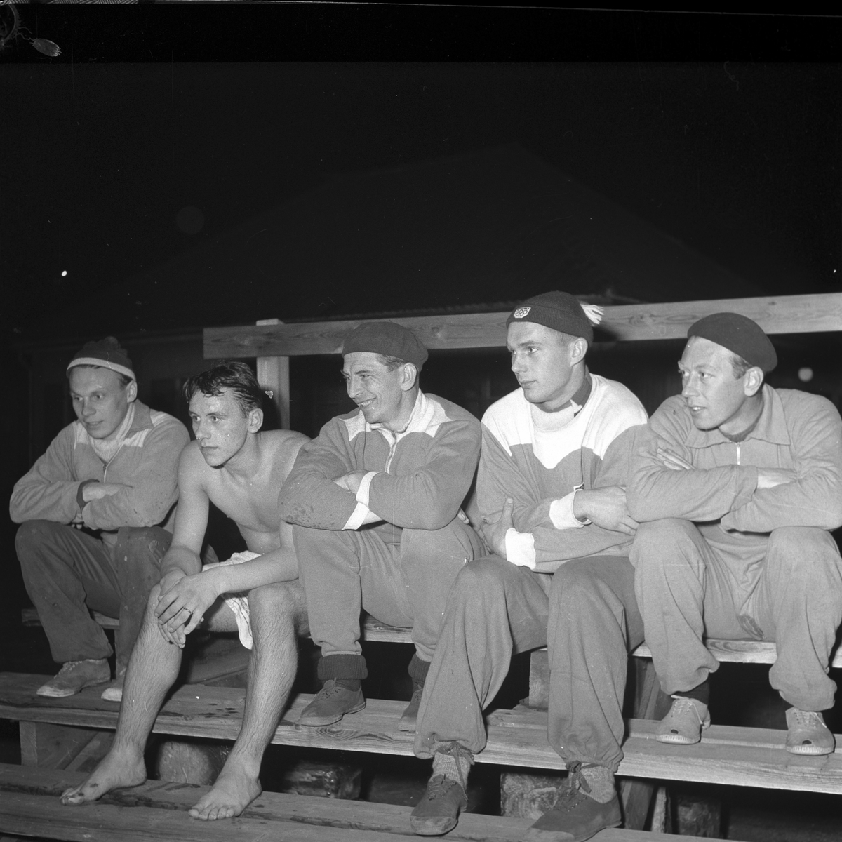 SAIK tränar bandy. Från vänster "Nicko" Andersson, Kjell Edlund, Einar Ask, Gunnar Åberg och Agard Magnusson. Reportage för Aftonbladet. Den 29 oktober 1953.

