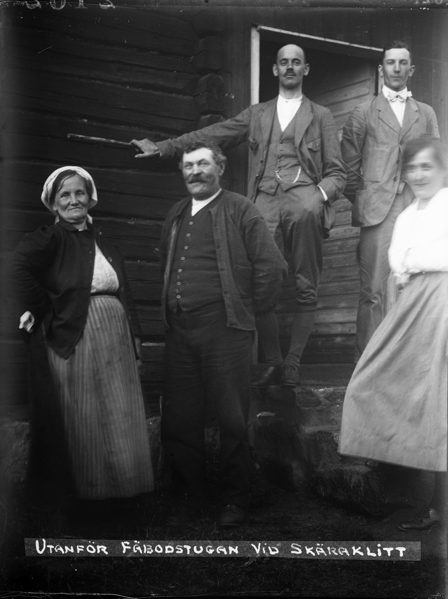 "Gårdsfolk och främlingar utanför fäbostugan vid Skäraklitt", Dalarna 1921