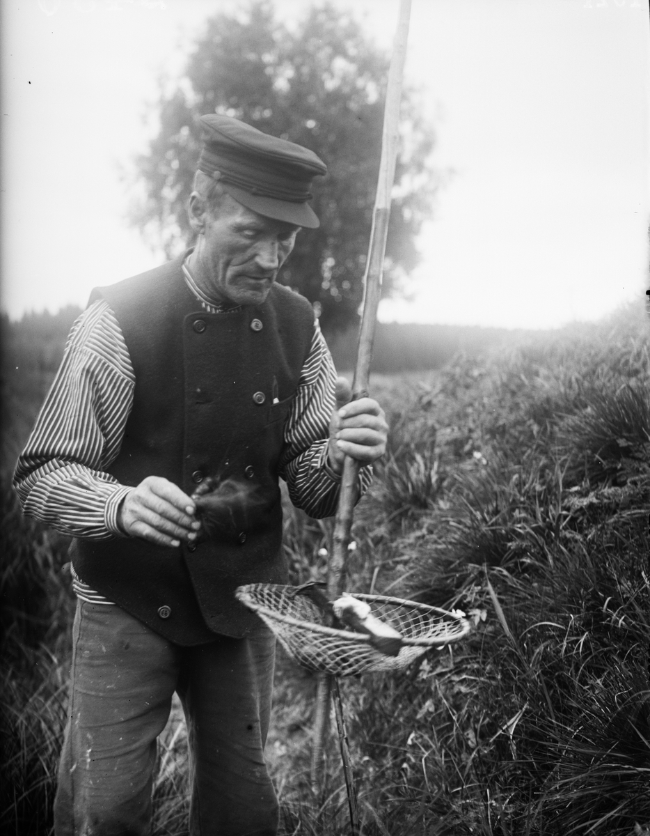 August Alinder från Sävasta "börjar fångsten", Altuna socken, Uppland 1921