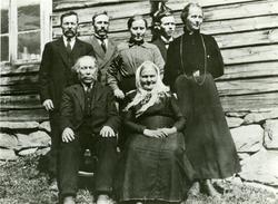 Familiebilete av familien Skarshaugen.