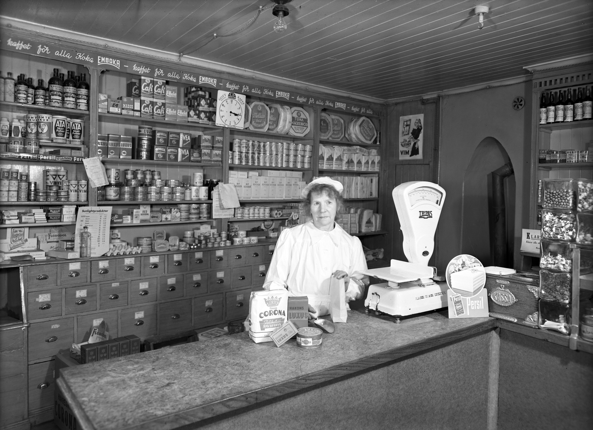 Hakonbolaget Mjölkmagasin. 11 maj 1945. Margaretha Wigzells diversehandel på Smedjegatan 17, Gävle.