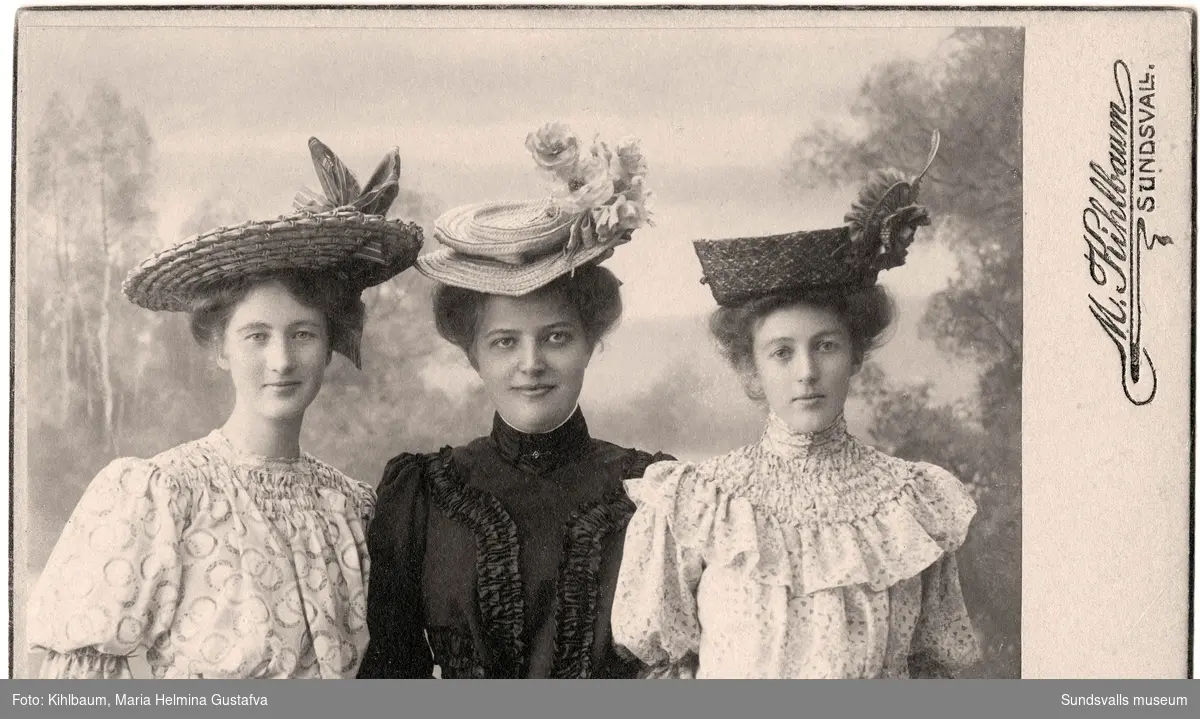 Ateljéporträtt på systrarna Anna (till vänster) och Elin Hydén (till höger). Kvinnan i mitten är okänd.
