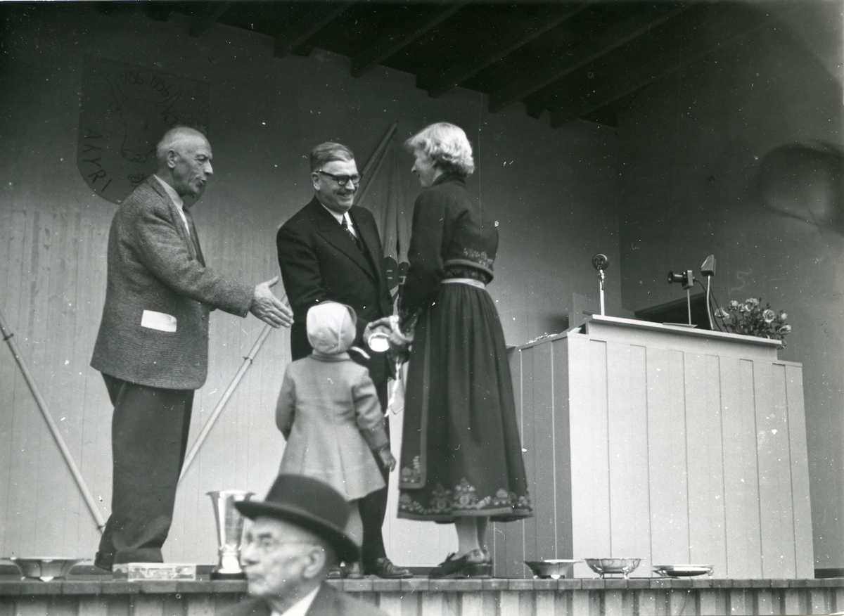 Åsne Slåtta tek imot ærespremien til Gjeverei - beste kua på sjået i 1956.