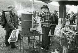 Knivsmeden Øivind Klausen brettar og laminerer knivblad.