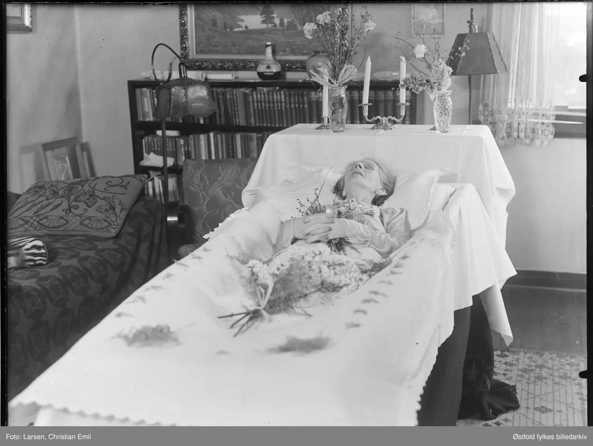 Postmortem-potrett av ukjent kvinne. Stueinteriør, ukjent sted, ant. Sarpsborg-distriktet.. 1947-48.