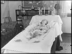 Postmortem-potrett av ukjent kvinne. Stueinteriør, ukjent st