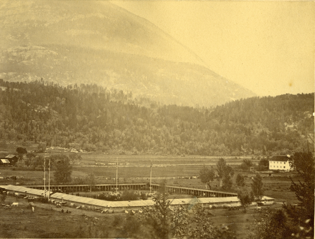 Dyrskuplassen med det originale fjoset få år etter at det vart sett opp i 1867.