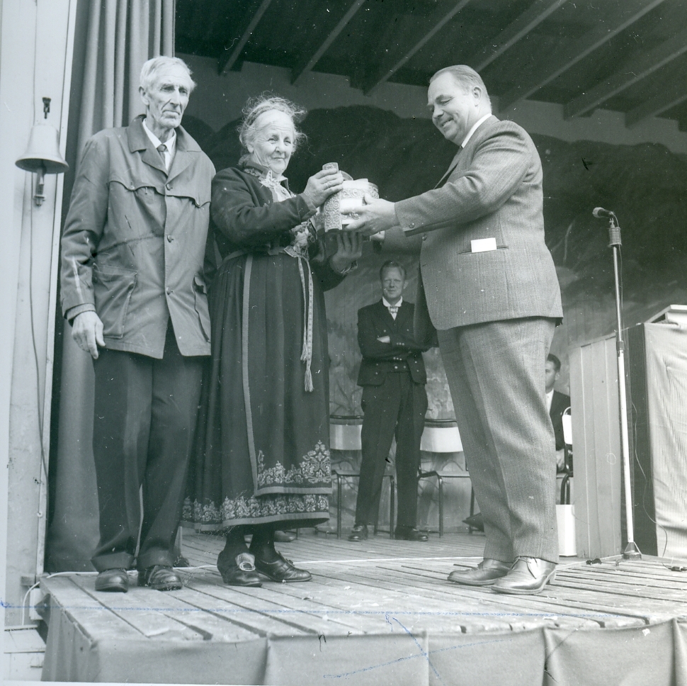 Johannes og Borghild Glosimot får premie frå Halvor Nordbø for å ha deltatt femti år på rad i 1971.