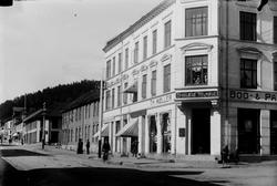 Gateparti fra Storgata i Gjøvik, Møbel. og ligkistelager. Gu