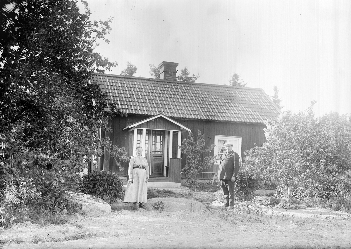"Slaktare Persons stuga i Härvsta Frösthult med Persons ensamma utanför på gårdsplanen", Simtuna socken, Uppland 1921