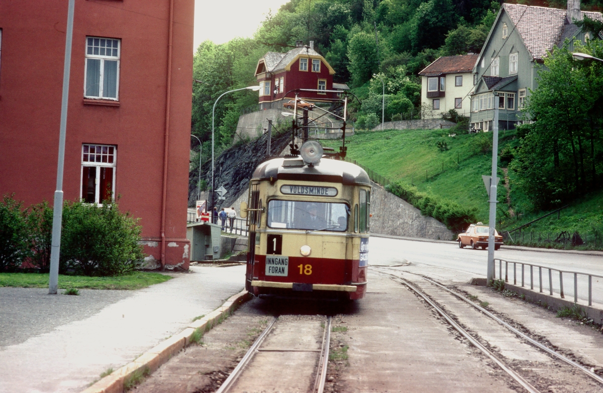Trondheim trafikkselskap vogn 18 på linje 1 ved Ila, retning Voldsminde.
